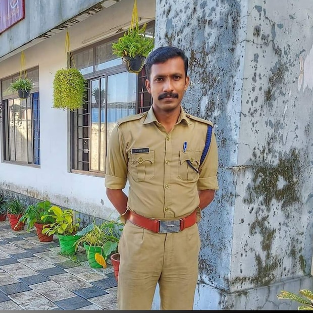  തിരുവനന്തപുരം: തുമ്പ കിൻഫ്ര പാർക്കിലെ മെഡിക്കൽ സർവീസസ് കോർപറേഷൻ മരുന്ന് സംഭരണശാലയിൽ തീയണയ്ക്കാനുള്ള ശ്രമത്തിനിടെ മരിച്ച ഫയർഫോഴ്സ് ഉദ്യോഗസ്ഥൻ രഞ്ജിത്തിന്റെ കണ്ണ് ദാനം ചെയ്യും. സ്വകാര്യ ആശുപത്രിയിലായിരുന്ന രഞ്ജിത്തിന്‍റെ ഭൗതികദേഹം തിരുവനന്തപുരം മെഡിക്കൽ കോളേജിലേക്ക് മാറ്റി. ചാക്ക ഫയർ സ്റ്റേഷനിലെ ഫയർമാനായ ആറ്റിങ്ങൽ സ്വദേശി രഞ്ജിത്ത് (32) ആണ് രക്ഷാപ്രവർത്തനത്തിനിടെ മരണപ്പെട്ടത്.