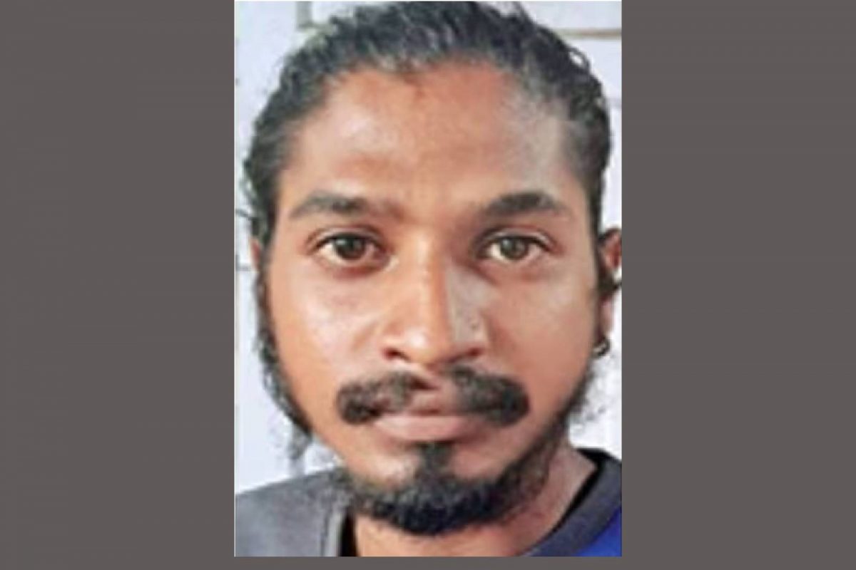 പെണ്‍കുട്ടിയെ പ്രണയംനടിച്ച് വശീകരിച്ച് പള്ളുരുത്തിയില്‍നിന്ന് പറവൂരിലുള്ള ഇയാളുടെ വീട്ടിലെത്തിച്ച് പീഡിപ്പിച്ചുവെന്നാണ് കേസ്.