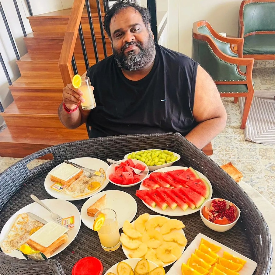  ഇഷ്‌ടം സേമിയ ഉപ്പുമാവ് എന്ന് പറയുന്നുണ്ടങ്കിലും, ഈ ചിത്രം കണ്ടാൽ രവീന്ദർ ഭക്ഷണപ്രിയൻ അല്ലെന്ന് ആർക്കും പറയാൻ സാധിക്കില്ല. ആരോഗ്യസമ്പുഷ്‌ടമായ ഭക്ഷണ പദാർഥങ്ങളാണ് രവീന്ദർ തിരഞ്ഞെടുത്തിരിക്കുന്നത്