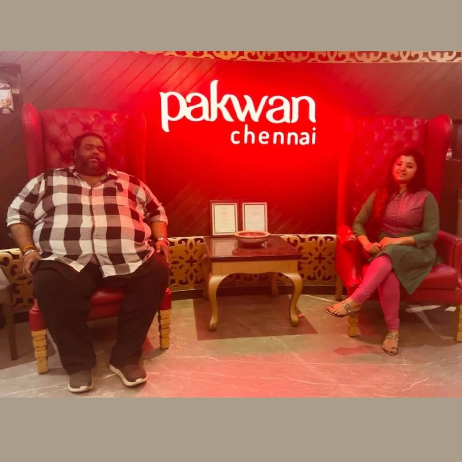  ഭാര്യയുടെ പുഞ്ചിരിയാണ് ജീവിതത്തിന്റെ രസം എന്നാണ് രവീന്ദർ ഈ ചിത്രത്തിന് ക്യാപ്‌ഷൻ നൽകിയത്