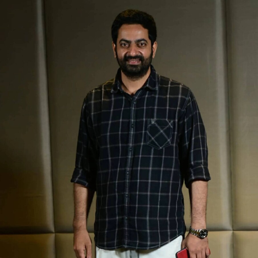  'സൈജു കുറുപ്പ് 80കളിലെ ലാലേട്ടൻ' എന്നാണ് സന്തോഷ് വർക്കിയുടെ പ്രതികരണം. 'വെള്ളാനകളുടെ നാട്' സിനിമയിൽ സി.പി. എന്ന കോൺട്രാക്ടറുടെ വേഷമായിരുന്നു മോഹൻലാൽ ചെയ്തത്. ഈ സിനിമയുടെ റിലീസിനും മുൻപ് തന്നെ ആ സമാനത പലരും ഉയർത്തിക്കാട്ടിയിരുന്നു