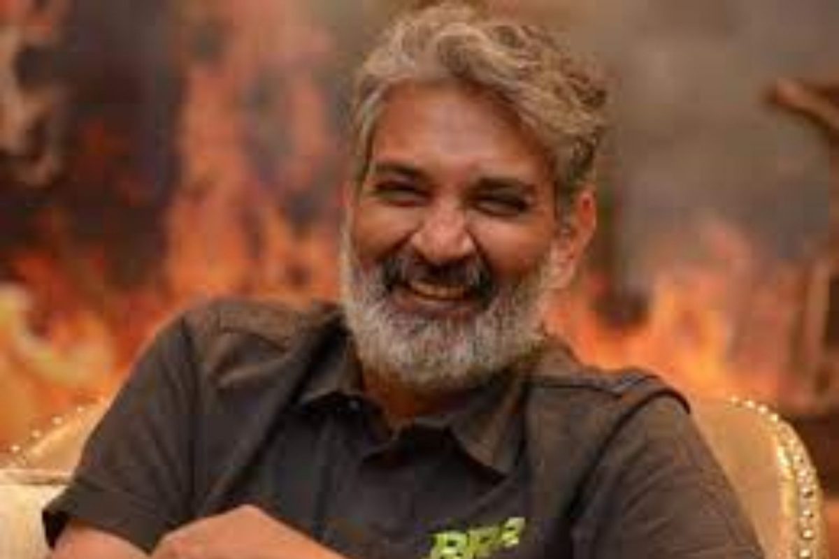  “ഞാൻ മഹാഭാരതം സിനിമയാക്കുന്ന ഒരു ഘട്ടത്തിലേയ്ക്ക് എത്തുകയാണെങ്കിൽ രാജ്യത്ത് ലഭ്യമായ മഹാഭാരതത്തിന്റെ പതിപ്പുകൾ വായിക്കാൻ മാത്രം എനിക്ക് ഒരു വർഷമെടുക്കും. നിലവിൽ ഇത് 10 ഭാഗങ്ങളുള്ള ഒരു സിനിമയായിരിക്കുമെന്ന് മാത്രമേ എനിക്ക് പറയാൻ കഴിയൂ,” തന്റെ ഭാര്യാസഹോദരൻ ഡോ. എ വി ഗുരുവ റെഡ്ഡിയോട് സംസാരിക്കവെ രാജമൗലി പറഞ്ഞതായി ഇന്ത്യൻ എക്സ്പ്രസ്സ് റിപ്പോർട്ട് ചെയ്യുന്നു.