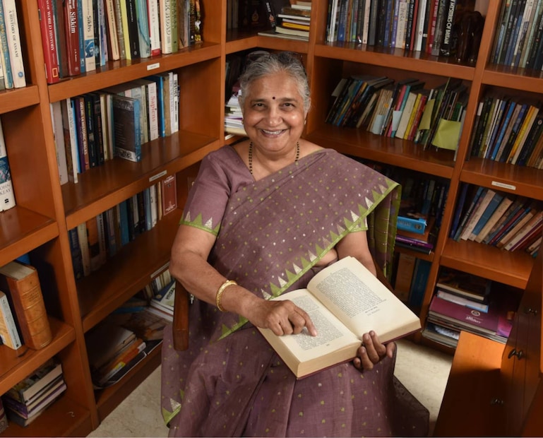  മകൾ അക്ഷത മൂർത്തിയാണ് ഋഷി സുനകിനെ ബ്രിട്ടീഷ് പ്രധാനമന്ത്രിയാക്കിയതെന്ന് സുധാ മൂർത്തി. ഭർത്താക്കൻമാരെ സ്വാധീനിക്കാൻ ഭാര്യമാർക്ക് എത്രമാത്രം കഴിയുമെന്ന് വിശദീകരിക്കുന്ന സുധാ മൂർത്തിയുടെ വീഡിയോയിലാണ് ഇക്കാര്യം പറയുന്നത്. ഭർത്താവിനെ താൻ ബിസിനസുകാരനാക്കിയതു പോലെയാണ് ഋഷി സുനകിനെ മകൾ ബ്രിട്ടീഷ് പ്രധാനമന്ത്രിയാക്കിയതെന്നായിരുന്നു സുധാ മൂര്‍ത്തിയുടെ പരാമർശം.