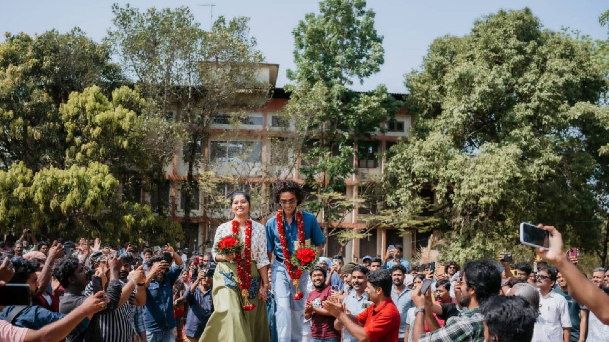 ബൊക്കെയും പൂമാലയുമായി സുരേശേട്ടനും സുമലത ടീച്ചറും; സംവിധായകന്റെ കാൽതൊട്ടനുഗ്രഹം വാങ്ങി താരങ്ങൾ