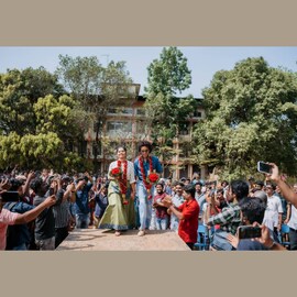 ബൊക്കെയും പൂമാലയുമായി സുരേശേട്ടനും സുമലത ടീച്ചറും; സംവിധായകന്റെ കാൽതൊട്ടനുഗ്രഹം വാങ്ങി താരങ്ങൾ
