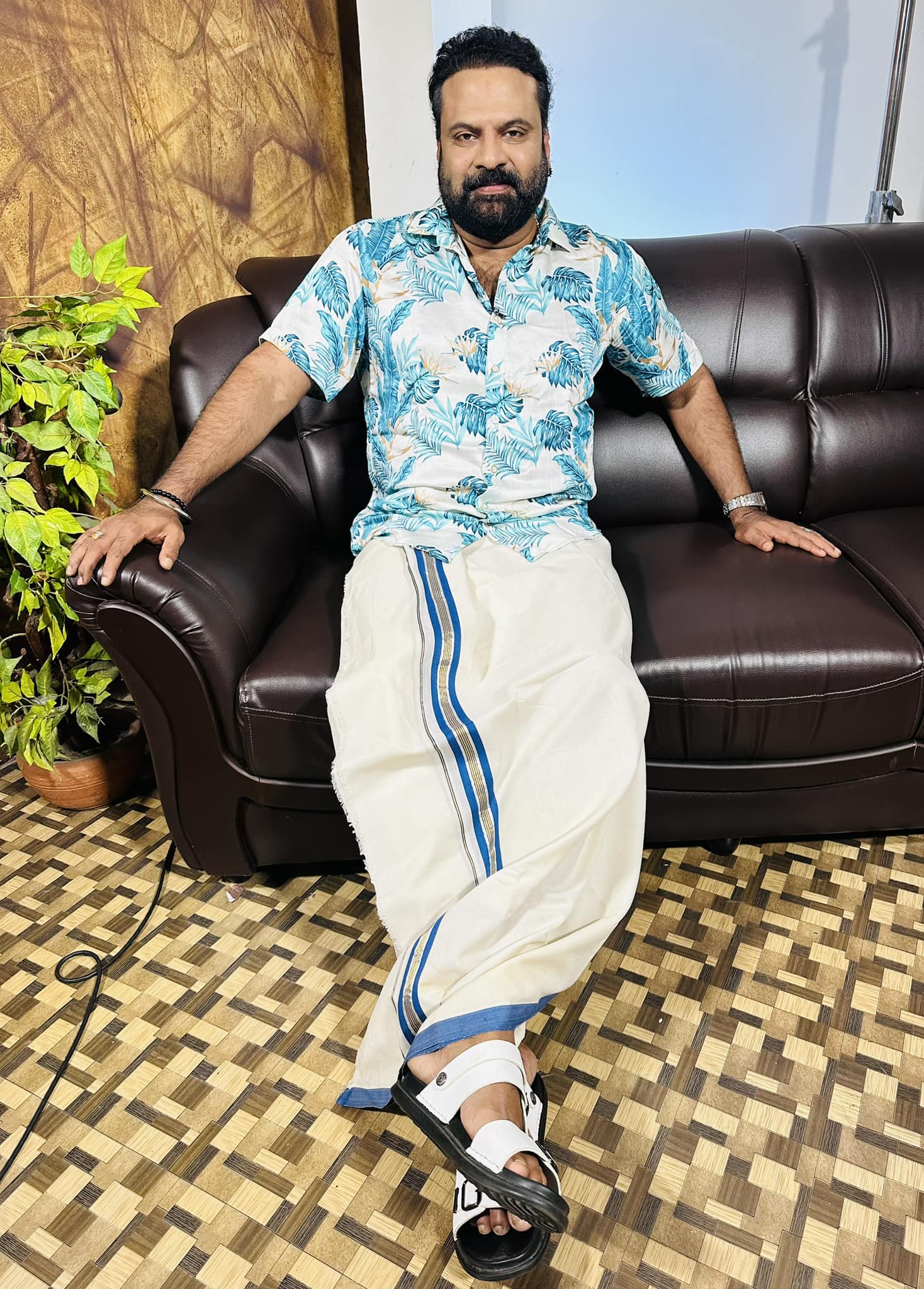  സിനിമയിൽ വ്യാപകമായ ലഹരി ഉപയോഗത്തെക്കുറിച്ചു പരസ്യമായി വെളിപ്പെടുത്തി നടൻ ടിനി ടോം. തന്‍റെ മകന് സിനിമയിൽ അവസരം ലഭിച്ചെങ്കിലും ഭയം മൂലം അതു വേണ്ടെന്നുവച്ചെന്നും കേരള സർവകലാശാല യുവജനോത്സവം ഉദ്ഘാടന വേദിയിൽ അദ്ദേഹം പറഞ്ഞു.
