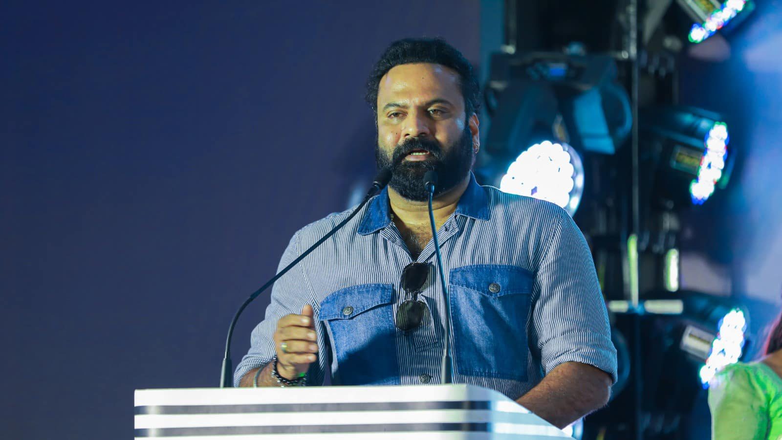  കേരള സർവകലാശാല കലോത്സവത്തിന്റെ ഉദ്ഘാടനവേദിയിൽ മുഖ്യാതിഥിയായി എത്തിയ ടിനി ടോം പ്രമുഖ താരങ്ങളുടെ ശബ്ദം അനു കരിച്ച് സദസ്സിനെ കയ്യിലെടുത്തു