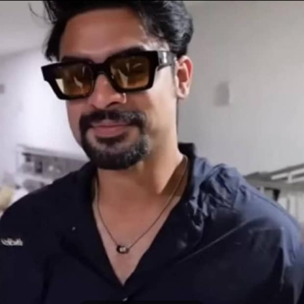  ഇതു തരണം ചെയ്യുവാനായി അദ്ദേഹം നടത്തുന്ന ശ്രമങ്ങളും, അതിനിടയിൽ അരങ്ങേറുന്ന സംഭവങ്ങളുമാണ് ‘നടികര്‍ തിലക’ത്തിലൂടെ ലാൽ ജൂനിയർ അവതരിപ്പിക്കുന്നത്.