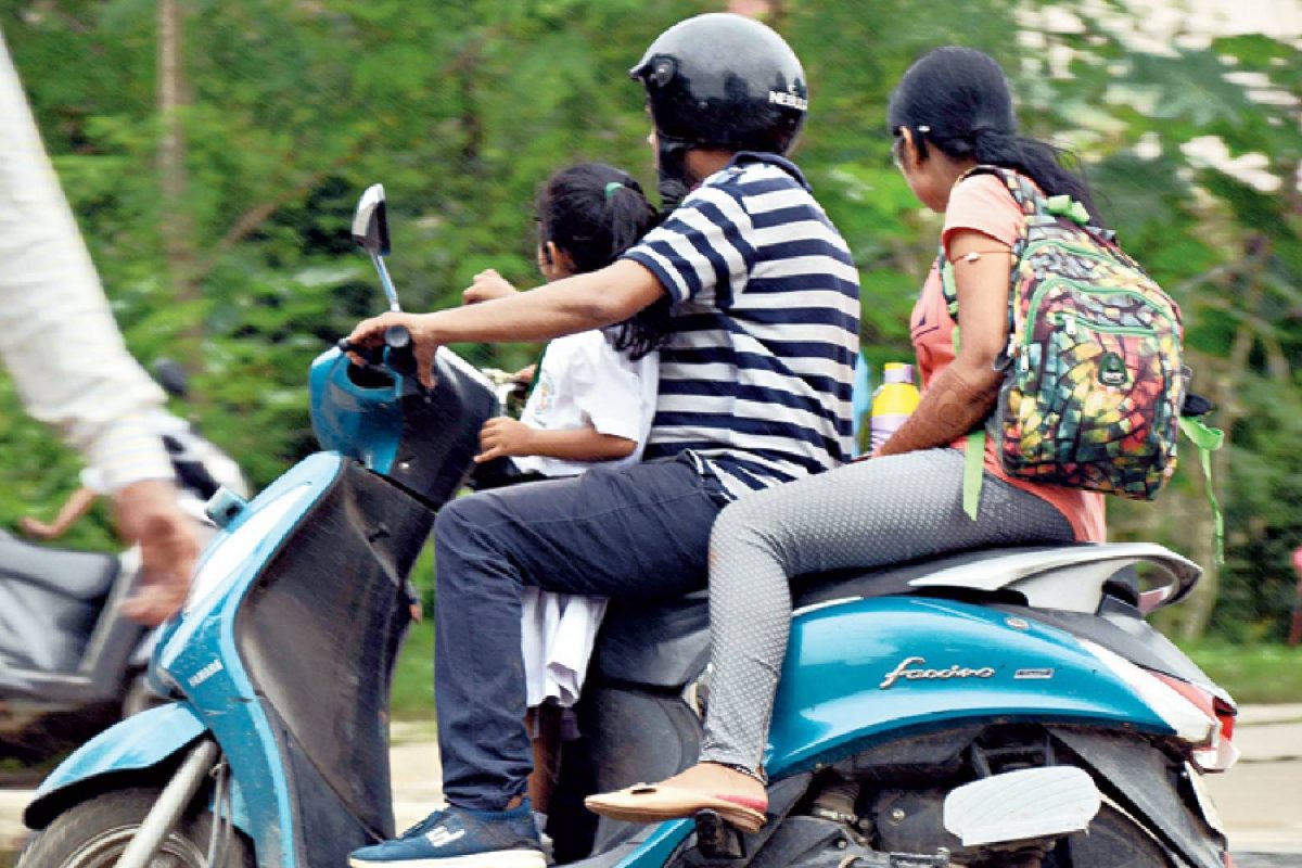 മാതാപിതാക്കള്‍ക്കൊപ്പം പന്ത്രണ്ട് വയസില്‍ താഴെയുള്ള ഒരു കുട്ടി, അല്ലെങ്കില്‍ മാതാവിനോ പിതാവിനോ ഒപ്പം പന്ത്രണ്ട് വയസില്‍ താഴെയുള്ള രണ്ട് കുട്ടികള്‍. ഇങ്ങനെയുള്ള യാത്രക്കാരെ പിഴയില്‍ നിന്ന് ഒഴിവാക്കാനാണ് ആലോചന.