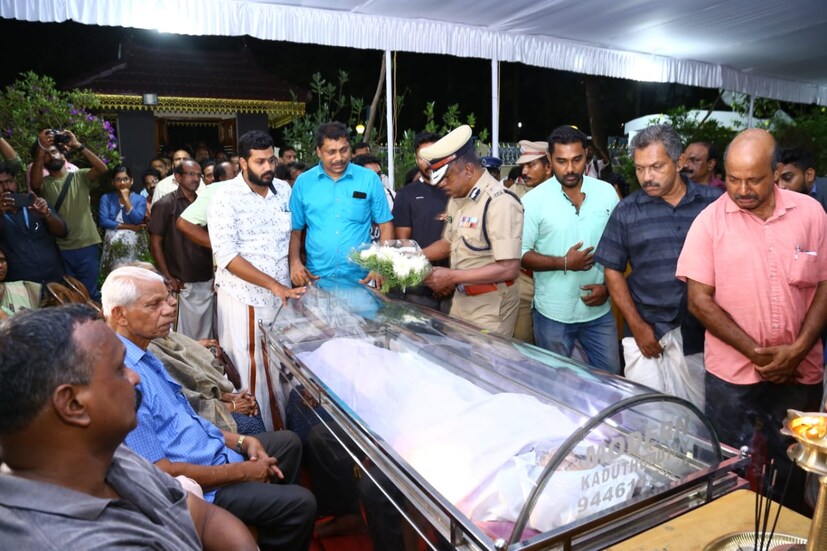  ഉടൻ തന്നെ കൊട്ടാരക്കരയിലെ സ്വകാര്യ ആശുപത്രിയിലും തുടർന്ന് തിരുവനന്തപുരം കിംസ് ആശുപത്രിയിലും പ്രവേശിപ്പിച്ചു. എന്നാൽ ഇന്ന് രാവിലെ 8.25ഓടെ വന്ദനദാസ് മരണമടയുകയായിരുന്നു. തലയിലും മുതുകിലുമേറ്റ കുത്തുകളാണ് വന്ദനയുടെ മരണകാരണമായതെന്ന് പ്രാഥമിക പോസറ്റുമോർട്ടം റിപ്പോർട്ട് സൂചിപ്പിക്കുന്നു.