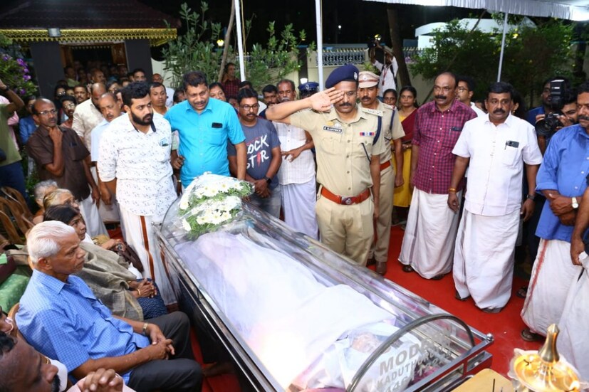  തിരുവനന്തപുരം മെഡിക്കൽ കോളേജ് ആശുപത്രിയിൽ പോസ്റ്റുമോർട്ടം പൂർത്തിയാക്കിയശേഷം, വന്ദനദാസ് പഠിക്കുകയും ഹൌസ് സർജൻസി ചെയ്യുന്നതുമായ കൊല്ലം മീയ്യണ്ണൂരിലെ അസീസിയ മെഡിക്കൽ കോളേജിൽ പൊതുദർശനത്തിന് വെച്ചിരുന്നു. സഹപാഠികളും ഡോക്ടർമാരും ജീവനക്കാരും ഉൾപ്പടെ നൂറുകണക്കിന് ആളുകൾ അന്തിമോപചാരം അർപ്പിക്കാൻ എത്തിയിരുന്നു. ഒരു മാസത്തെ സേവനത്തിനായാണ് അസീസിയ മെഡിക്കൽകോളേജിൽനിന്ന് ഡോ. വന്ദന കൊട്ടാരക്കര താലൂക്ക് ആശുപത്രിയിൽ എത്തിയത്.