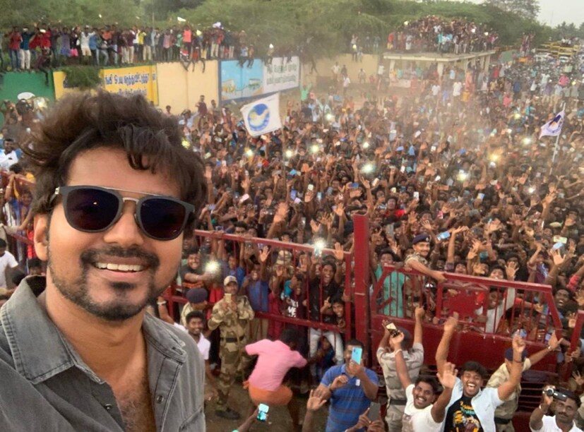  തമിഴകത്ത് മാത്രമല്ല ദക്ഷിണേന്ത്യയില്‍ ആകെ തിയേറ്ററുകളില്‍ പ്രേക്ഷകരെ ആവേശക്കൊടുമുടിയിലെത്തിക്കുന്ന താരമാണ് ദളപതി വിജയ്. ആരാധക സമ്പത്തില്‍ ഇന്ത്യയിലെ ഏതൊരു മുന്‍ നിരനായകനോടും എതിരിടാന്‍ പോന്ന കരുത്തുള്ള വിജയ്യെ തേടി ഒരു പുതിയെ റെക്കോര്‍ഡ് എത്തിയിരിക്കുന്നു. പുറത്തുവരുന്ന റിപ്പോര്‍ട്ടുകള്‍ അനുസരിച്ച് ഇന്ത്യയിലെ ഒരു നടനും ഇതുവരെ ലഭിക്കാത്ത ഒരു ബഹുമതി വിജയെ തേടിയെത്തി.