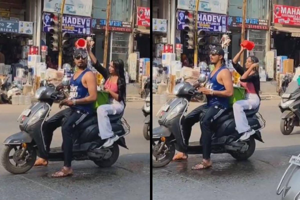 മഹാരാഷ്ട്രയിലെ റോഡിന് നടുവിൽ ആണ് സ്‌കൂട്ടറിൽ ഇവര്‍ കുളിക്കുന്നത്
