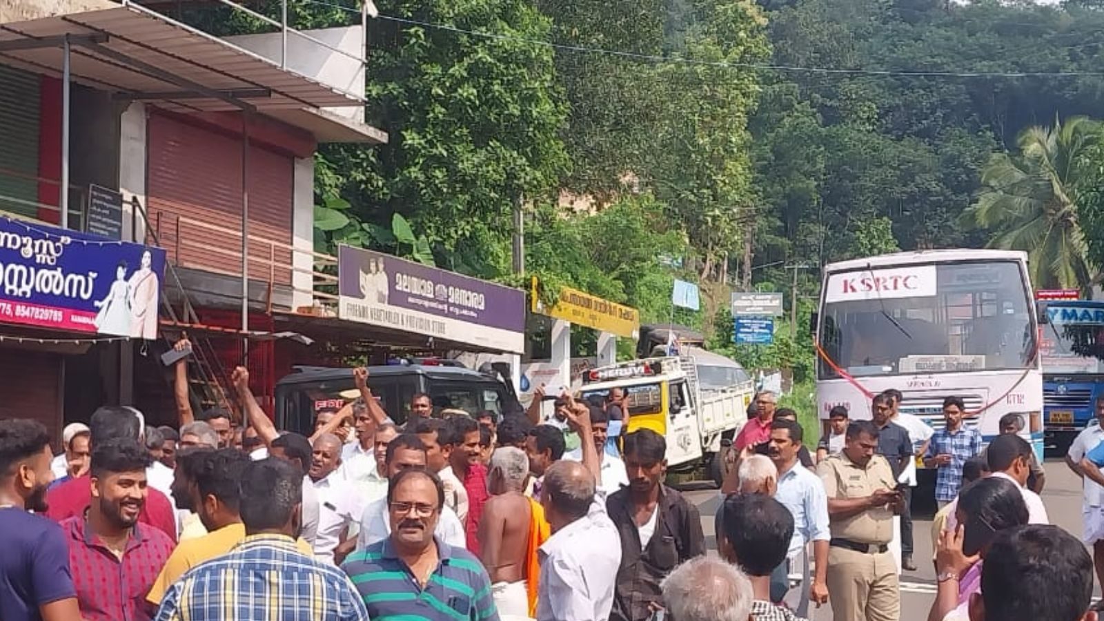  മരിച്ചയാള്‍ വീടിന്റെ പൂമുഖത്ത് ഇരിക്കുകയായിരുന്നു. ഇതിനിടെ പാഞ്ഞുവന്ന കാട്ടുപോത്ത് ഇയാളെ ആക്രമിച്ചു. പരിക്കേറ്റയാള്‍ തോട്ടത്തില്‍ ജോലിയിലായിരിക്കേയാണ് ആക്രമണമുണ്ടായത്. ഇരുവരെയും ആക്രമിച്ച ശേഷം കാട്ടുപോത്ത് കാടിനകത്തേക്ക് ഓടി.