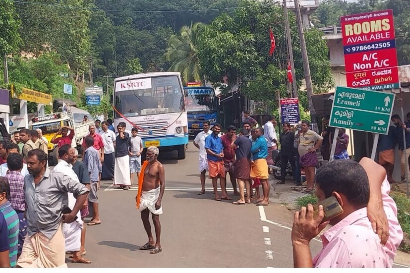  സംഭവത്തിൽ വനപാലകർക്കെതിരെ പ്രതിഷേധവുമായി നാട്ടുകാർ രം​ഗത്തെത്തി. സ്ഥലത്ത് സംഘർഷാവസ്ഥ നിലനിൽക്കുന്നു. പ്രദേശവാസികൾ വാഹനങ്ങൾ തടയുകയാണ്.