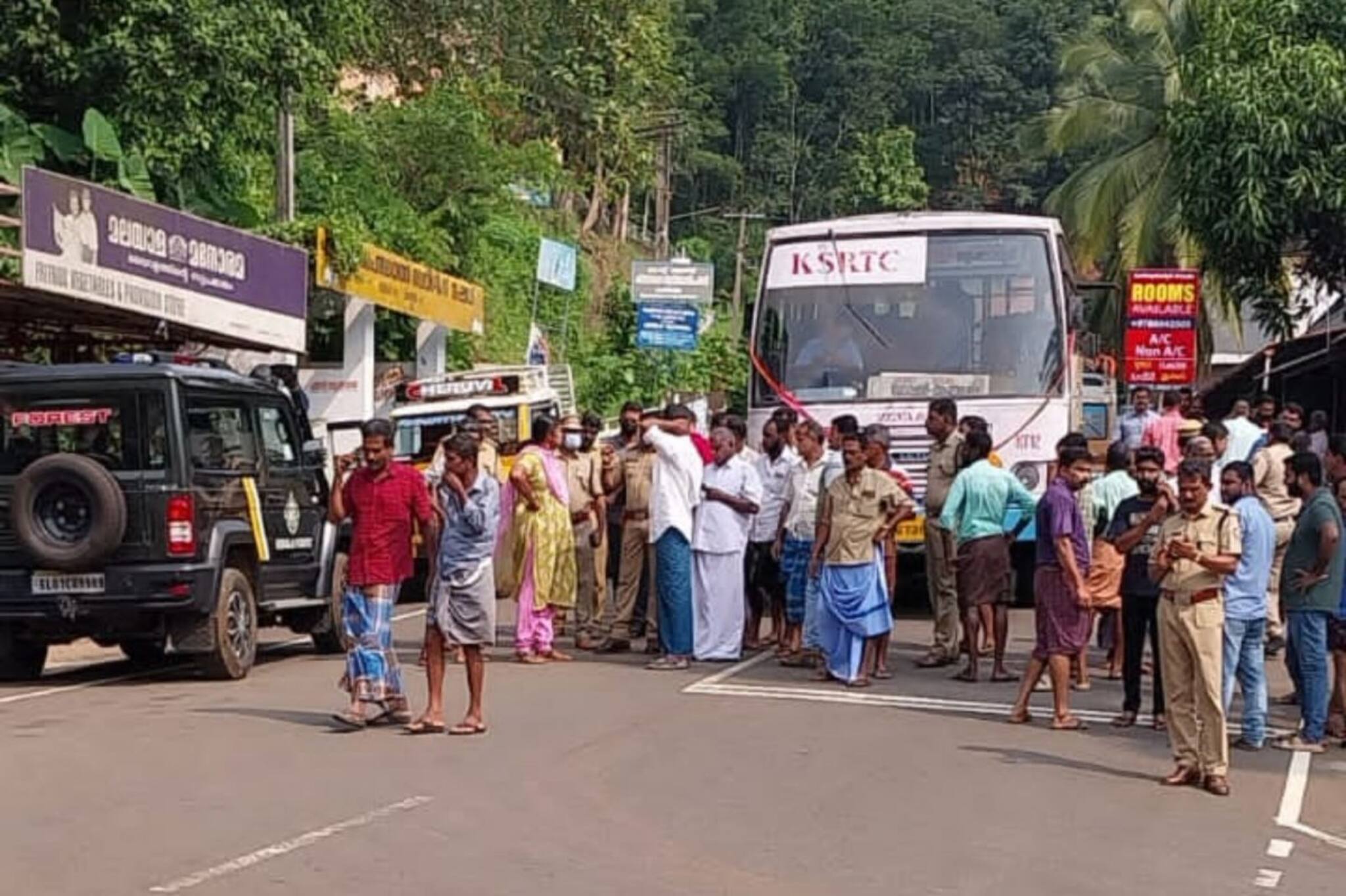 കോട്ടയത്ത് ശബരിമല പാതയിൽ കാട്ടുപോത്തിന്റെ ആക്രമണത്തിൽ വയോധികന്റെ മരണം; പ്രതിഷേധവുമായി നാട്ടുകാർ