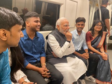 ഡൽഹി മെട്രോയിൽ പ്രധാനമന്ത്രി നരേന്ദ്ര മോദി; യാത്ര ഡൽഹി സർവകലാശാലയിലെ പരിപാടിയിൽ പങ്കെടുക്കാൻ ഡൽഹി മെട്രോയിൽ പ്രധാനമന്ത്രി നരേന്ദ്ര മോദി; യാത്ര ഡൽഹി സർവകലാശാലയിലെ പരിപാടിയിൽ പങ്കെടുക്കാൻ