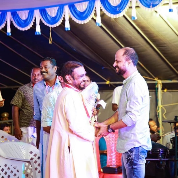  മുന്നറിയിപ്പില്ലാതെ ഡാം തുറന്നുവിട്ടതും 2018ലെ പ്രളയത്തിന് കാരണമായി എന്ന് സിനിമ പറഞ്ഞുവെക്കുന്നു. അതിനപ്പുറമുള്ള ആരോപണങ്ങളിലെക്ക് കടക്കാതെ മലയാളികളുടെ അതീജീവനവും ഒത്തൊരുമയും ഹൈലൈറ്റ് ചെയ്ത് ഒരുക്കിയ സിനിമയില്‍ കേരളത്തിലെ റിയല്‍ ഹീറോസ് മത്സ്യത്തൊഴിലാളികളാണെന്ന് പ്രഖ്യാപിക്കുകയാണ് അണിയറക്കാര്‍.