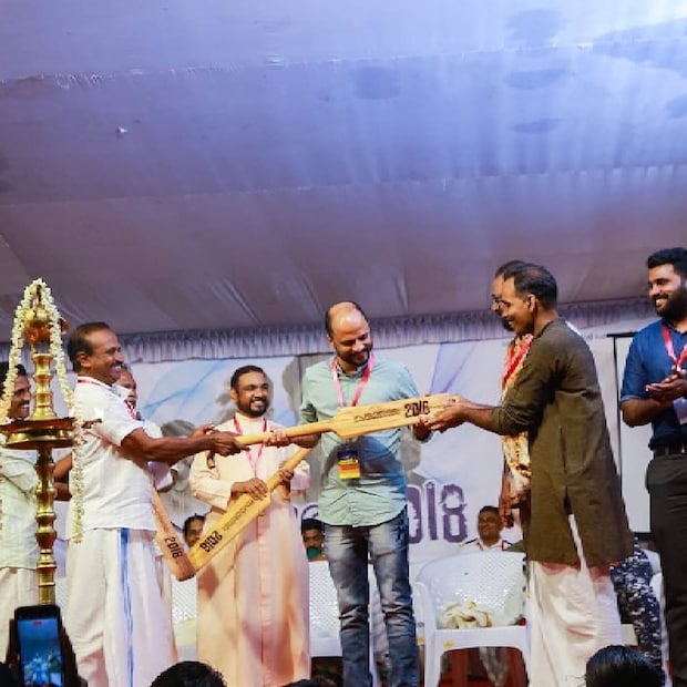  ഈ അവസരത്തിൽ 2018 ടീമിന് സ്നേഹാദരം ഒരുക്കിയിരിക്കുകയാണ് ഒരുകൂട്ടം മത്സത്തൊഴിലാളികൾ. ആർത്തുങ്കലിലെ മത്സത്തൊഴിലാളി സമൂഹമാണ് അണിയറ പ്രവർത്തകർക്ക് സാ​ഗരാദരം 2018 എന്ന പേരിൽ ആദരമർപ്പിച്ചത്.