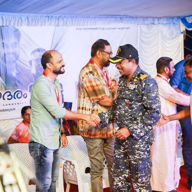  തുഴയുടെ മോഡലിലുള്ള ട്രോഫിയും ഇവർക്ക് അധികാരികൾ കൈമാറി. മഹാപ്രളയം നേരിടാൻ ഒറ്റക്കെട്ടായി നിന്ന മത്സത്തൊഴിലാളികളിൽ നിന്നും സ്നേഹാദരം ഏറ്റുവാങ്ങിയതിൽ അഭിമാനമുണ്ടെന്ന് സംവിധായകൻ ജൂഡ് ആന്റണി കുറിച്ചു.