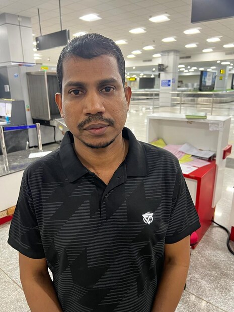  ശരീരത്തിനുള്ളിൽ ഒളിപ്പിച്ചു കടത്തുവാൻ ശ്രമിച്ച ഏകദേശം 48 ലക്ഷം രൂപ വില മതിക്കുന്ന 855 ഗ്രാം മിശ്രിത രൂപത്തിലുള്ള സ്വർണം ആണ് കോഴിക്കോട് എയർ കസ്റ്റംസ് ഇന്റലിജൻസ് ഉദ്യോഗസ്ഥർ പിടികൂടിയത്. ഉമ്മർകോയ ശരീരത്തിനുള്ളിൽ ഒളിപ്പിച്ചുവച്ച നാലു ക്യാപ്സ്യൂളുകളിൽനിന്നും ആണ് കസ്റ്റംസ് ഈ സ്വർണ്ണമിശ്രീതം പിടിച്ചെടുത്തത്.