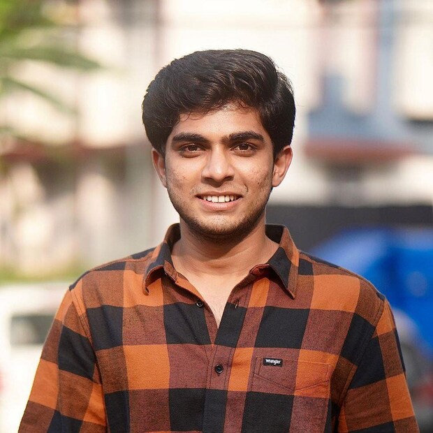  അനൂപേട്ടനും അഖിലേട്ടനും അടിപൊളിയാണ്. അവരുടെ രണ്ടുപേരുടെയും കൂടെ വർക്ക് ചെയ്യാൻ നല്ല കംഫർട്ടബിൾ ആണ്. അത് ചിലപ്പോൾ ആ കുടുംബത്തിന്റെ പ്രത്യേകതയാകും. വർക്ക് നടക്കുമ്പോൾ ഒരു സ്ട്രെസും നമുക്ക് ഫീൽ ചെയ്യില്ല. അത്രക്ക് ജോളി ആയിട്ടാണ് അവർ വർക്ക് ചെയ്യുന്നത്. സത്യൻ സാർ അടക്കം. ഷൂട്ട് ചെയ്യുമ്പോൾ എന്നോടൊന്നും വന്ന് സംസാരിക്കേണ്ട ഒരു കാര്യവും ഇല്ല. എന്നാലും സാർ അതിനും സമയം കണ്ടെത്താറുണ്ട്. അതൊക്കെ മറക്കാനാവാത്ത അനുഭവമാണെന്ന് നസ്ലൻ പറഞ്ഞു.