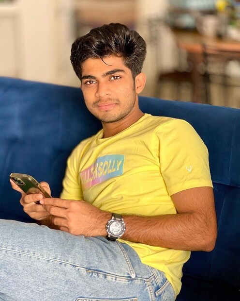  സത്യൻ അന്തിക്കാടിന്റെ മക്കളായ അനൂപ് സത്യന്റേയും അഖിലിന്റെയും ചിത്രത്തിൽ അഭിനയിച്ചപ്പോൾ താൻ വളരെ കംഫർട്ടബിൾ ആയിരുന്നെന്നും അത് ചിലപ്പോൾ ആ കുടുംബത്തിന്റെ പ്രത്യേകത ആയിരിക്കാമെന്നും നസ്ലൻ പറഞ്ഞു. സത്യന്‍ അന്തിക്കാടിനൊപ്പം വര്‍ക്ക് ചെയ്തത്  മറക്കാനാവാത്ത അനുഭവമാണ്. അത്രയും വലിയൊരു സംവിധായകന്‍ തന്നെ ടേക്ക് കെയര്‍ ചെയ്തതും തനിക്ക് നല്ല ഭാവിയുണ്ടെന്ന് പറഞ്ഞതും താന്‍ പ്രതീക്ഷിച്ചതിലും അപ്പുറമാണ്. അതൊരു അനുഗ്രഹമാണെന്നാണ ്താന്‍ കരുതുന്നതെന്ന് നസ്ലന്‍ പറഞ്ഞു.