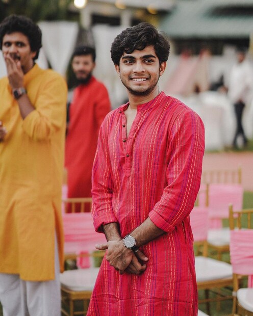 മലയാള സിനിമയിലെ ഒരു കുടുംബത്തില്‍ നിന്നുള്ള മൂന്ന് സംവിധായകരുടെ സിനിമകളില്‍ അഭിനയിക്കാനുള്ള അവസരം കിട്ടിയ നടനാണ് നസ്ലന്‍. സന്ത്യന്‍ അന്തിക്കാട് സംവിധാനം ചെയ്ത മകള്‍, മക്കളായ അനൂപ് സത്യന്‍റെ വരനെ ആവശ്യമുണ്ട്, അഖില്‍ സത്യന്‍റെ പാച്ചുവും അത്ഭുതവിളക്കും എന്നീ സിനിമകളിലാണ് നസ്ലന്‍ അഭിനയിച്ചത്. തനിക്ക് നല്ല ഭാവിയുണ്ടെന്ന് സംവിധായകൻ സത്യൻ അന്തിക്കാട് പറഞ്ഞത് ഒരു അനുഗ്രഹമായി കാണുന്നുവെന്ന്  നസ്ലൻ അടുത്തിടെ ഒരു അഭിമുഖത്തില്‍ പറഞ്ഞിരുന്നു. 