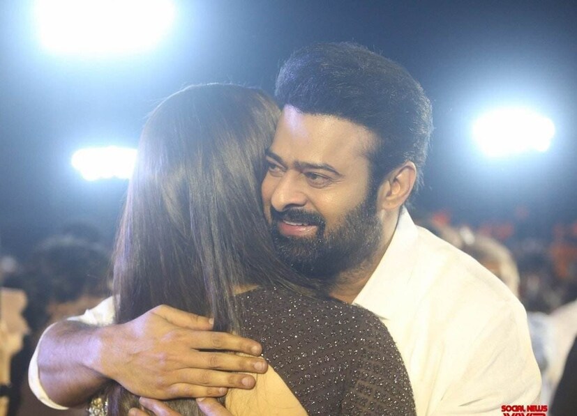  തന്‍റെ വിവാഹം നടക്കാന്‍ പോകുന്നത് തിരുപ്പതി തിരുമല ക്ഷേത്രത്തിലായിരിക്കും എന്നാണ് പ്രഭാസ് പ്രഖ്യാപിച്ചത്. പ്രിയതാരത്തിന്‍റെ വാക്കുകള്‍ കേട്ട ആരാധകര്‍ ആര്‍ത്തുവിളിച്ച് തങ്ങളുടെ സന്തോഷം പ്രകടമാക്കി. ചിത്രത്തിലെ നായികയായ കൃതി സനോണുമായി പ്രഭാസ് ഡേറ്റിങ്ങിലാണെന്ന് അഭ്യൂഹം പരക്കുന്നതിനിടയില്‍ വേദിയില്‍ കൃതി സനോണിന്‍റെ സാന്നിദ്ധ്യത്തിലായിരുന്നു പ്രഭാസ് ഇക്കാര്യം പറഞ്ഞത്. വിവാഹവേദി വെളിപ്പെടുത്തിയെങ്കിലും ആരെയാണ് വിവാഹം ചെയ്യാന്‍ പോകുന്നത് എന്ന കാര്യം പ്രഭാസ് പറഞ്ഞതുമില്ല.