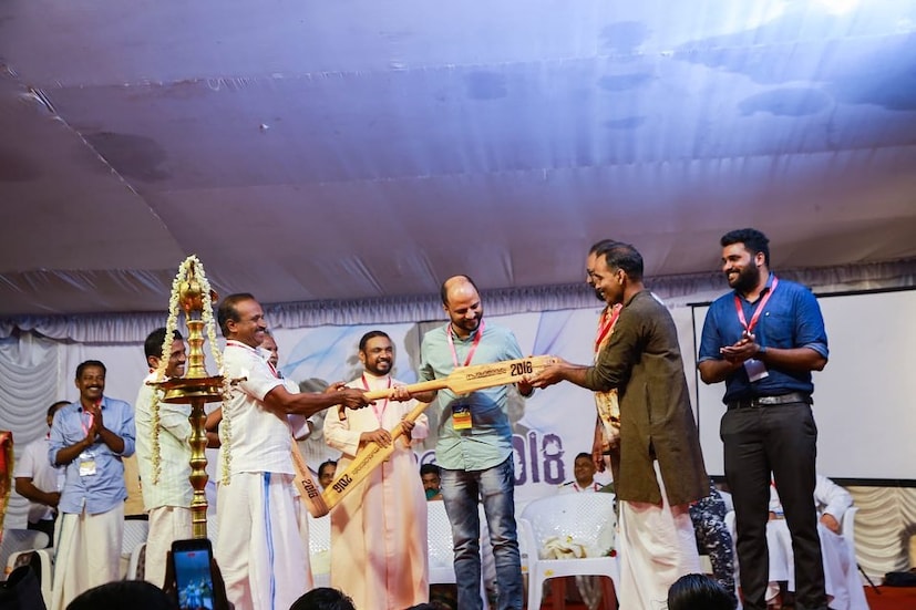  സാഗരാദരം എന്ന് രേഖപ്പെടുത്തിയ പങ്കായത്തിന്‍റെ മാതൃകയാണ് വിശിഷ്ടാതിഥികള്‍ക്ക് സംഘാടകര്‍ ഉപഹാരമായി നല്‍കിയത്. ചിത്രത്തില്‍ മത്സ്യത്തൊഴിലാളിയായ മാത്തച്ചന്‍ എന്ന കഥാപാത്രത്തെയാണ് നടന്‍ ലാല്‍ അവതരിപ്പിച്ചത്. പരിപാടിയുടെ ചിത്രങ്ങള്‍ സമൂഹമാധ്യമങ്ങളില്‍ പങ്കുവെക്കാനും അണിയറക്കാര്‍ മറന്നില്ല.
