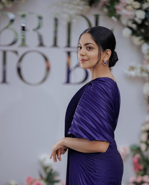  സംഗതി ഒരു പെയ്ഡ് പാർട്ണർഷിപ്പ് ആണ്. ആ വേഷത്തിൽ കണ്ണുവച്ചവർ അഹാനയുടെ കയ്യിലും കഴുത്തിലും വിരലിലും കിടക്കുന്ന ആഭരണങ്ങൾ കൂടി ഒന്ന് നോക്കുക. വളരെ സിമ്പിൾ ആയ എന്നാൽ എലഗന്റ് ലുക്കുള്ള  ആഭരണങ്ങളാണ് ഇതിനു പിന്നിൽ