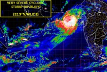 Cyclone Biparjoy Live ബിപോർ ജോയ് കരതൊട്ടു; ഗുജറാത്ത് തീരത്ത് ശക്തമായ മഴയും കാറ്റും