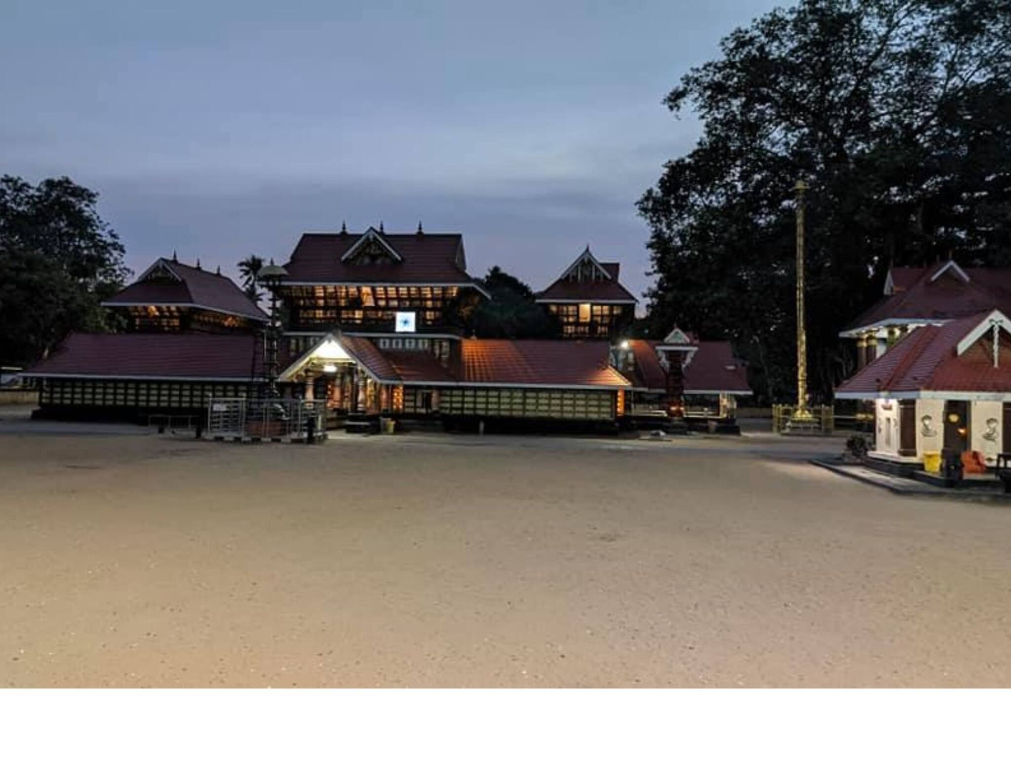 ക്ഷേത്രപരിസരത്ത് ആയുധപരിശീലനവും മാസ് ഡ്രില്ലും പാടില്ല: ശാർക്കര കേസിൽ ഹൈക്കോടതി
