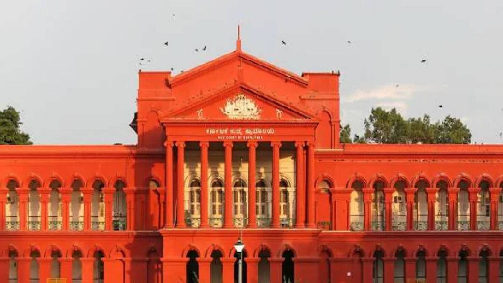 'സാമൂഹിക മാധ്യമങ്ങള്‍ ഉപയോഗിക്കുന്നതിന് പ്രായപരിധി നിശ്ചയിക്കണം'; കര്‍ണാടക ഹൈക്കോടതി