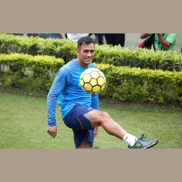  പ്രശസ്ത ക്രിക്കറ്റ് താരങ്ങൾ വിദ്യാർത്ഥികളുടെ പാഠപുസ്തകങ്ങളിൽ ഇടംപിടിക്കുന്നത് അസാധാരണമല്ല. അവരുടെ കരിയർ സ്കൂളുകളിൽ അറിവിന്റെ ഉറവിടമായി വർത്തിക്കുന്നു. എന്നിരുന്നാലും, എം‌.എസ്. ധോണിയെ (Mahendra Singh Dhoni aka MS Dhoni) ഒരു ഫുട്‌ബോൾ കളിക്കാരനായി കാട്ടുന്ന അജ്ഞാത പാഠപുസ്തകത്തിന്റെ ചിത്രം ഇന്റർനെറ്റിൽ എത്തിച്ചേർന്നിരിക്കുന്നു