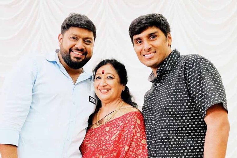  അതിനിടെയാണ് ടിവി അവതാരകനും നടനുമായ മിഥുൻ രമേശ് പങ്കുവെച്ച സോഷ്യൽ മീഡിയ പോസ്റ്റ് വൈറലാകുന്നത്. "എന്‍റെ അനിയന്റെ പേര് നിഥിൻ രമേശ് എന്നാണ്. അനിയൻ മിഥുൻ തന്‍റെ അനിയൻ അല്ല"- എന്നാണ് മിഥുൻ രമേശ് തന്‍റെ സമൂഹ മാധ്യമ അക്കൗണ്ടിൽ കുറിച്ചിരിക്കുന്നത്. നിഥിനൊപ്പമുള്ള ഫോട്ടോയും മിഥുൻ പങ്കുവെച്ചിട്ടുണ്ട്.