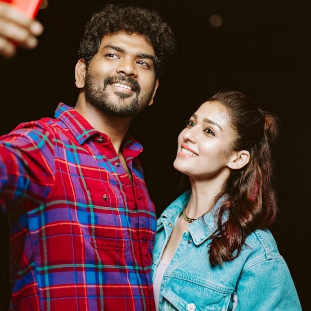  സംഭവം പക്കാ ആർട്ടിഫിഷ്യൽ ഇന്റലിജൻസാണ്. ഇത് നമ്മുടെ ഓജസും തേജസുമുള്ള നയൻ‌താര അല്ല എന്ന്. കുരസിച്ചു ആൾക്കാർ നയൻസിന്റെ പിന്നിൽ ഇരിക്കുന്ന ഒരു എക്സിക്യൂട്ടീവ് ലുക്കാണ് ആർട്ടിഫിഷ്യൽ ഇന്റലിജൻസ് വഴി ഒപ്പിച്ചായിരിക്കുന്നതു ആരാധകർ പലരും ഈ ചിത്രം ഒറിജിനൽ നയൻസിന്റെ സിനിമയിലെ ലുക്കെന്ന നിലയിൽ പ്രചരിപ്പിക്കുന്നുണ്ട്