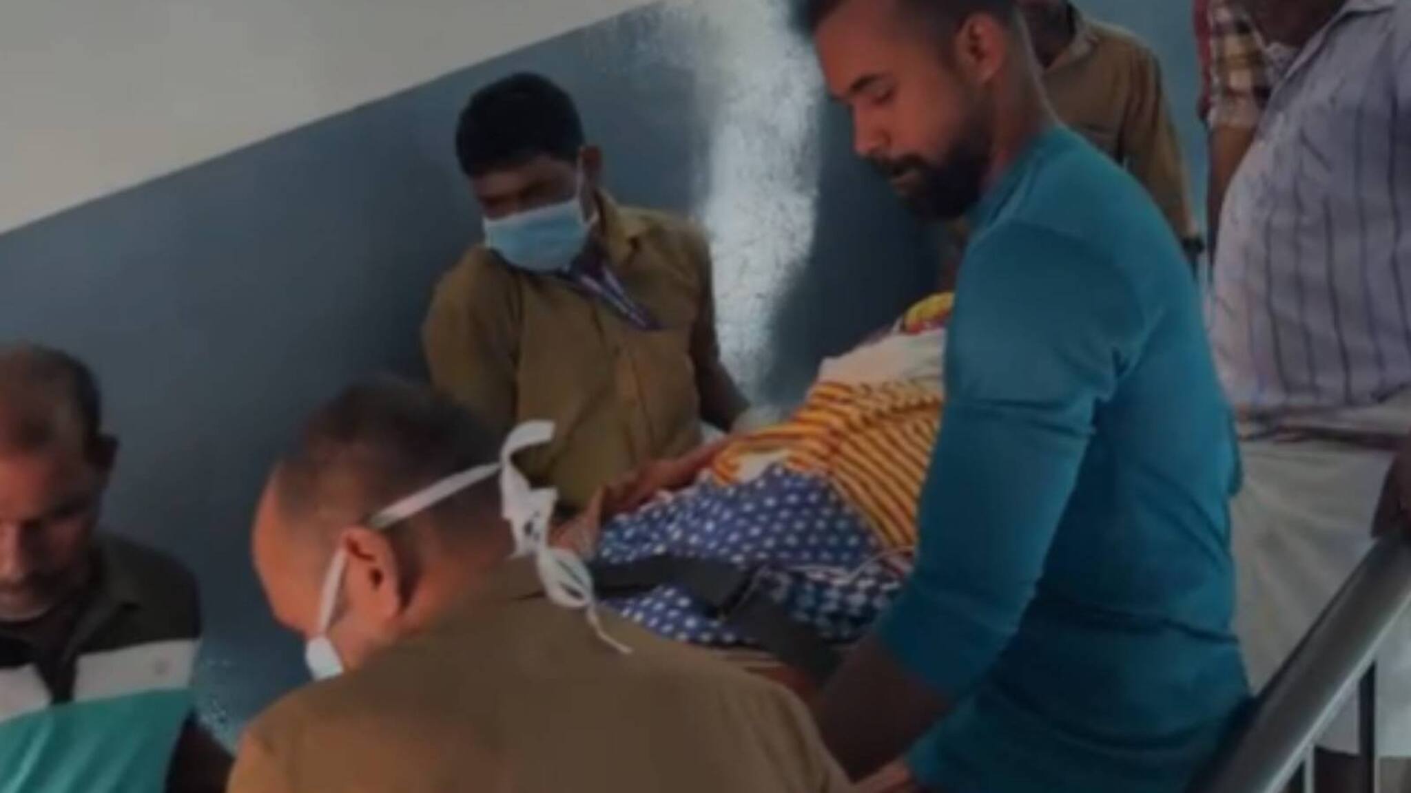 കാസർഗോഡ് ജനറൽ ആശുപത്രിയിൽ രോഗിയുടെ മൃതദേഹം ചുമന്ന് ഇറക്കി; ലിഫ്റ്റ് പ്രവർത്തനരഹിതമായിട്ട് 3 മാസം കാസർഗോഡ് ജനറൽ ആശുപത്രിയിൽ രോഗിയുടെ മൃതദേഹം ചുമന്ന് ഇറക്കി; ലിഫ്റ്റ് പ്രവർത്തനരഹിതമായിട്ട് 3 മാസം