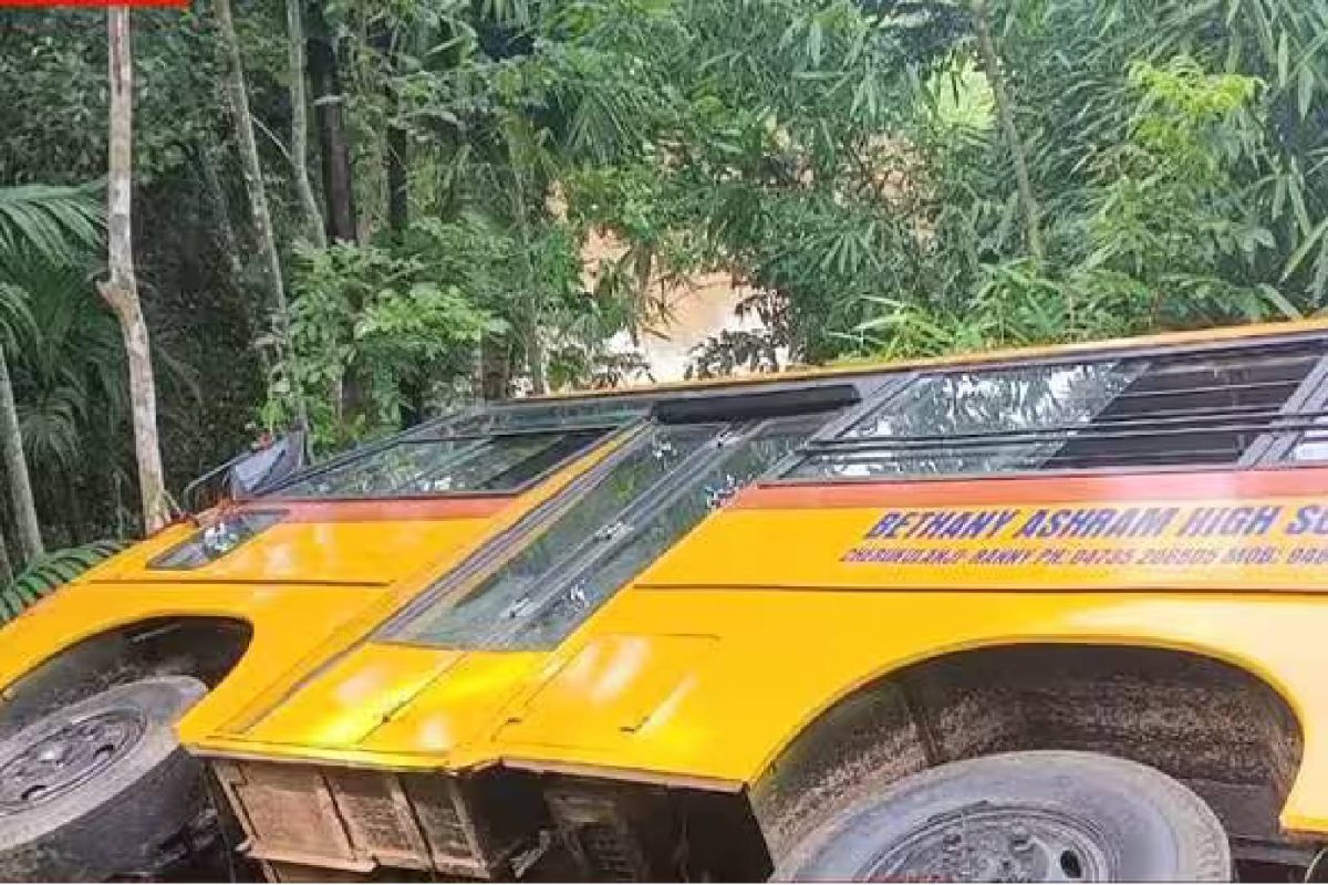 പത്തനംതിട്ടയില്‍ സ്‌കൂള്‍ ബസ് മറിഞ്ഞു; രണ്ടുപേര്‍ക്ക് പരിക്ക്