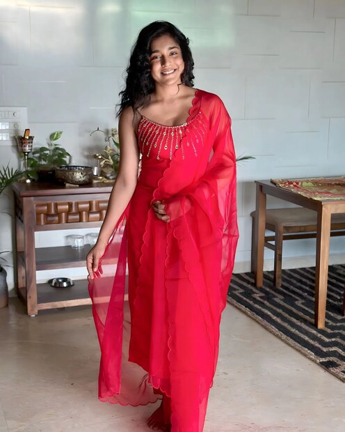  ജൂൺ 15നായിരുന്നു സുമ്പുലിന്റെ പിതാവ് പുനർവിവാഹിതനായത്. ആറു വയസുള്ള ഒരു കുഞ്ഞുമകളുടെ അമ്മ കൂടിയായ നിലോഫർ സുമ്പുലിന്റെ കുടുംബത്തിലേക്ക് മറ്റു രണ്ടു പെൺമക്കൾക്ക് കൂടി അമ്മയായി കടന്നു വരികയായിരുന്നു. അമ്മ പോയ ശേഷം അച്ഛൻ രണ്ടുമക്കളെയും വളർത്തിയ വിശേഷം ഏറെ ശ്രദ്ധ നേടിയിട്ടുണ്ട്