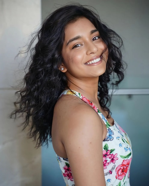  അച്ഛനും അമ്മയും വേർപിരിയുമ്പോൾ സുമ്പുലിന് പ്രായം വെറും ആറു വയസ്സ് മാത്രം. മക്കൾ അച്ഛനൊപ്പം വളർന്നു. അവരെ വിളിച്ചുണർത്തുന്നത് മുതൽ, ഭക്ഷണം കൊടുക്കുന്നതും സ്കൂളിൽ കൊണ്ടുപോകുന്നതുമെല്ലാം അച്ഛൻ തന്നല്ലാതെ മറ്റാരുമല്ല