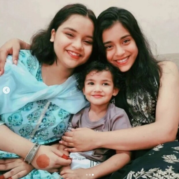  കറുത്ത നിറത്തിലെ ഒരു വേഷമാണ് സുമ്പുൽ ധരിച്ചത്. തന്റെയും സഹോദരി സാനിയയുടെയും നടുവിലായി പുതിയ ഉമ്മച്ചിയുമുണ്ട്. തട്ടമിട്ടു മറച്ചാണ് അവർ അമ്മയെ പരിചയപ്പെടുത്തിയത്. അമ്മയെ മാത്രമല്ല, ഒരു കുഞ്ഞനുജത്തിയേയും ചേർന്നാണ് ഈ മക്കൾ അവരുടെ കുടുംബത്തിലേക്ക് സ്വീകരിച്ചത് (തുടർന്ന് വായിക്കുക)