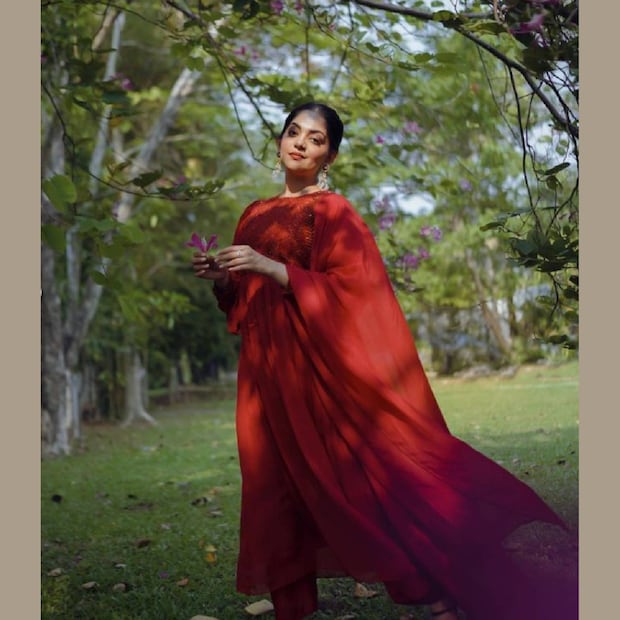  ഇത് പരസ്യത്തിന് വേണ്ടിയുള്ളതാകും എന്ന് മറ്റുള്ളവർ മനസിലാക്കുമെന്നും, തന്റെ യഥാർത്ഥ ബ്രൈഡൽ ഷവർ അല്ല ഇതെന്നുമാണ് അഹാന പറഞ്ഞത്. അഹാന മോഡലായ ബ്രാൻഡിന്റെ പുതിയ ആഭരണ ശേഖരത്തിന്റെ പേരാണ് ബ്രൈഡ്-ടു-ബി
