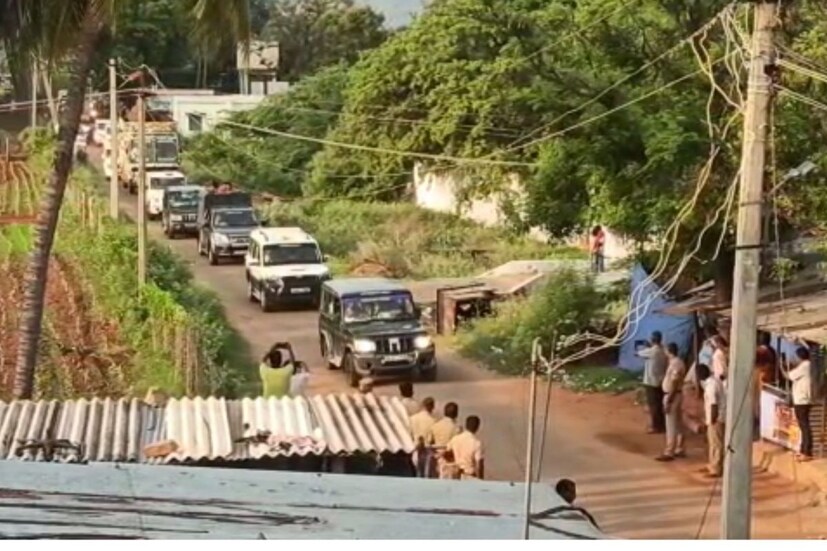  ഒന്നരമാസത്തിനിടെ രണ്ടാം തവണയാണ് അരിക്കൊമ്പനെ മയക്കുവെടി വെച്ച് പിടികൂടുന്നത്. ഇടുക്കിയിലെ ചിന്നക്കനാലിനെയും പരിസരപ്രദേശങ്ങളെയും വിറപ്പിച്ച അരിക്കൊമ്പനെ ഏപ്രിൽ 29ന് മയക്കുവെടി നൽകി നിയന്ത്രണത്തിലാക്കിയശേഷം ലോറിയിൽ പെരിയാർ വന്യജീവി സങ്കേതത്തിലെ മേദകാനത്ത് എത്തിച്ചു തുറന്നുവിട്ടിരുന്നു.