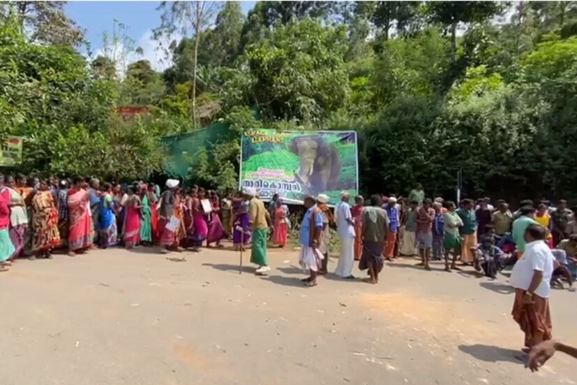  സൂര്യനെല്ലി- സിങ്കുകണ്ടം പാതയിലാണ് സൂചന സമരവുമായി ആദിവാസികൾ ഒത്തു കൂടിയത്.
