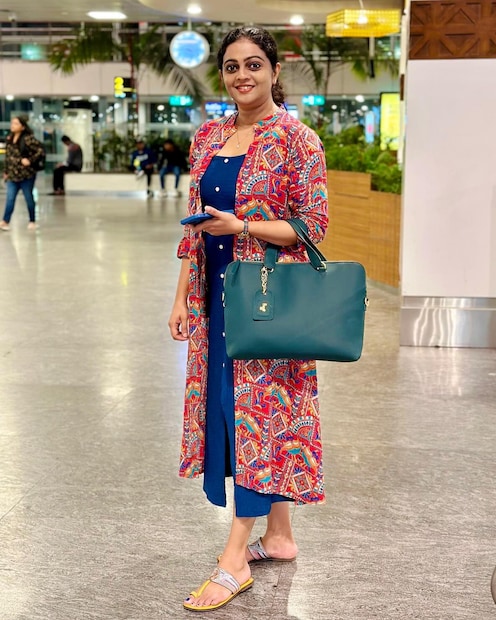  'കമന്റ് ഇട്ട എല്ലാവരും ഭ്രാന്തന്മാരല്ല അശ്വതി ...ഒരു പക്ഷം പിടിക്കുന്നതിനു മുൻപ് സത്യം എന്താണെന്നു തിരക്കുക എങ്കിലും വേണമാരുന്നു ...ഏതോ ഒരു ആണിൽ നിന്നും കിട്ടിയ മോശം അനുഭവം കൊണ്ട് മുഴുവന് അടച്ചു ആക്ഷേപിക്കല്ലേ അശ്വതി' എന്ന് വേറൊരാൾ. 'ഞാൻ ഇവിടെ എവിടെയാണ് ആണുങ്ങളെ ആക്ഷേപിച്ചത്' എന്ന അശ്വതിയുടെ ചോദ്യത്തിൽ ആളുടെ വായടഞ്ഞു. അങ്ങനെ അനവധി കമന്റുകളും അതിനുള്ള മറുപടിയും ഈ പോസ്റ്റിനു താഴെ വന്നിട്ടുണ്ട്