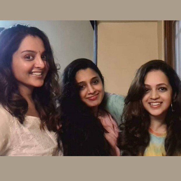  മഞ്ജുവും ഭാവനയും സിനിമയിൽ സജീവമായെങ്കിലും, സംയുക്ത വിവാഹം കഴിഞ്ഞതോടെ കുടുംബജീവിതവുമായി മുന്നേറി, സിനിമയിൽ നിന്നും പിൻവാങ്ങി. ഇടയ്ക്ക് ഒരു പരസ്യചിത്രത്തിൽ വന്നെങ്കിലും, സിനിമയിലേക്കുള്ള പ്രവേശനം അപ്പോഴും ഉണ്ടായില്ല. ഇവർ മൂന്നുപേരും ഒന്നിച്ചൊരു സിനിമയിലെത്തിയാൽ പ്രേക്ഷകർ ആഘോഷമാക്കും എന്ന കാര്യത്തിൽ സംശയമേതും വേണ്ട