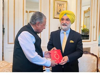  മുഖ്യമന്ത്രി ന്യൂയോർക്കിലെ ഇന്ത്യൻ കോൺസൽ ജനറൽ രൺധിർ ജയ്സ്വാളിനൊപ്പം