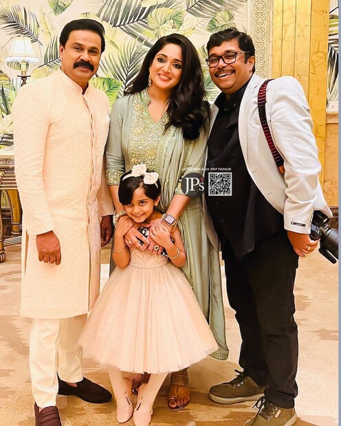  പിന്നിടും ഒരുപാടു ഫോട്ടോകൾ, ഒരുപാടു സിനിമകളിൽ, മനോരമയുടെ കവറുകൾ അങ്ങനെ ഒരുപാടു ചിത്രങ്ങൾ. എന്റെ ഓർമ്മകൾ" എന്ന് ജയപ്രകാശ്. ഫോട്ടോഗ്രാഫർ കാവ്യക്കും ദിലീപിനും മഹാലക്ഷ്മിക്കും ഒപ്പം