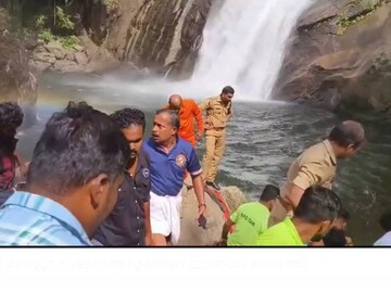 മാർമല അരുവിയിൽ  19കാരൻ മുങ്ങിമരിച്ചു.  മാർമല അരുവിയിൽ  19കാരൻ മുങ്ങിമരിച്ചു.